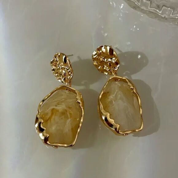 ⭐️Gold Tone White Ivory like Swirl Post Back Drop Dangle Earrings ⭐️ - Picture 12 of 16